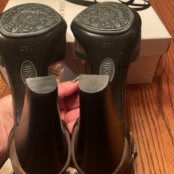 SOFFT leather T-strap booties taupe 10M w/ beautiful black heel. SHARP & sexy. - Picture 3 of 8